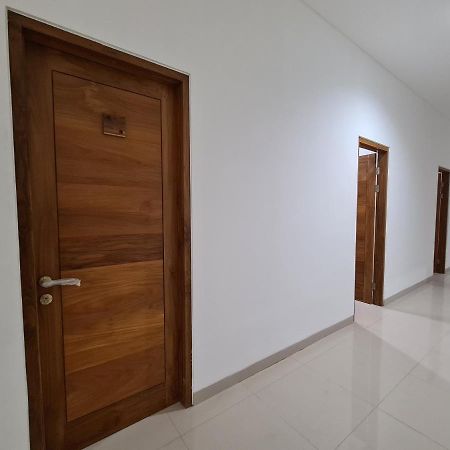 Отель Graha Martadinata Syariah Mitra Reddoorz Тасикмалая Экстерьер фото